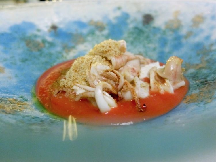 Un piatto fuori dal menu de Il Viaggio. Si tratta di Sud: totanetti scottati, spremuta di datterini di Scicli, bufala ragusana e pangrattato