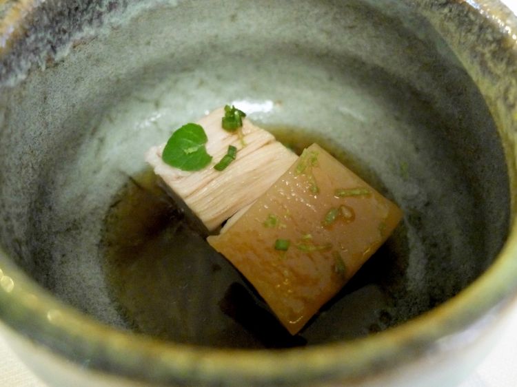 Taiwan: pancia di maiale a cottura lenta servita nel suo brodo e sentori di niputedda. Piatto eccellente. Il maiale è allevato dal papà di Colombo. La niputedda è la nepitella