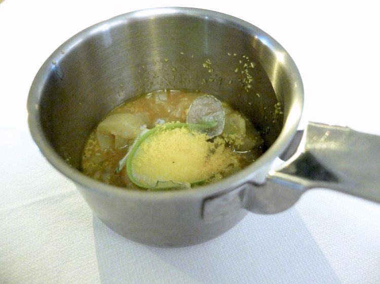Casa: uovo Aia Gaia cotto a bassa temperatura, zucchina sciclitana in diverse consistenze. Aia Gaia è l'allevamento "felice" di Ciccio Sultano