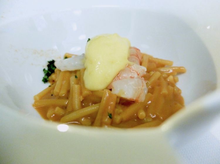 Scicli: minestra di pasta con crostacei in zuppa di canocchie e spuma di passion fruit. Ci sono anche gamberi rossi e gamberi gobbetti. Prevale una nota dolce
