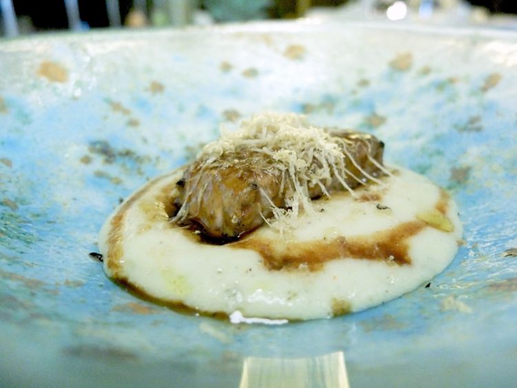 Marzamemi, ossia "tonno come se fosse carne": ventresca di tonno alla brace con spuma di patate e scorzone di Palazzolo Acreide
