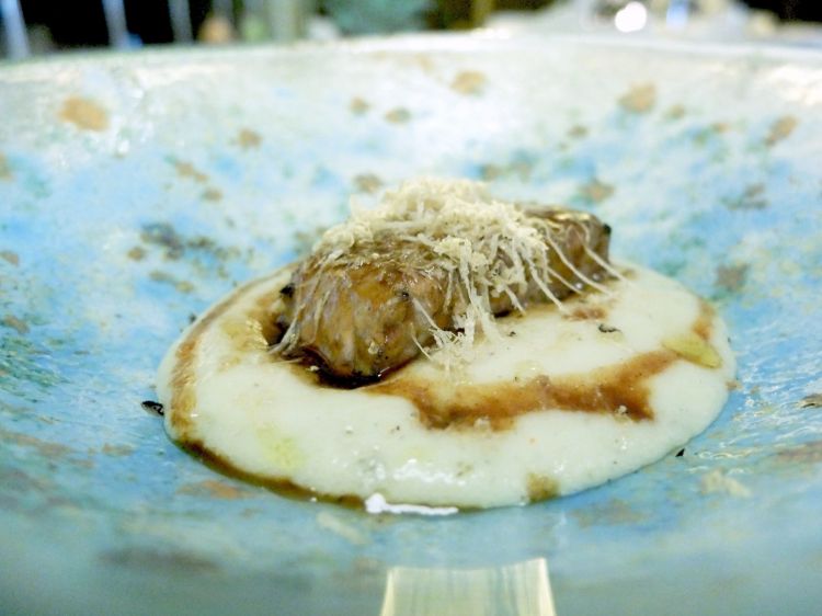 Marzamemi, ossia "tonno come se fosse carne": ventresca di tonno alla brace con spuma di patate e scorzone di Palazzolo Acreide
