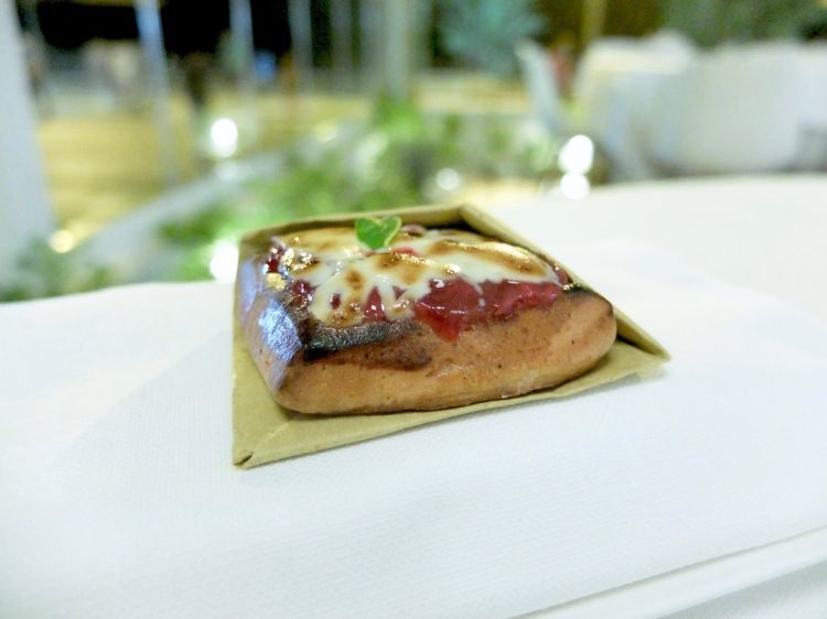 Palermo: sfincione dolce con mousse al limone, coulis di fragole, cioccolato bianco e cannella. Molto raffinato nonostante l'aspetto pop: è come mangiare pane, burro e marmellata