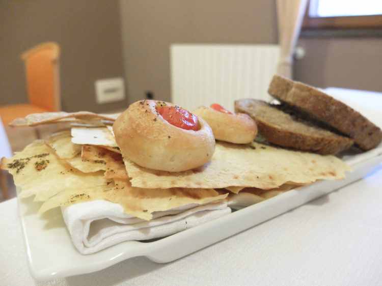 I pani, molto buoni e fatti in casa, tranne il carasau. E quindi: pane di semola di grano duro e farina integrale; focaccine al datterino e origano; crackers al curry
