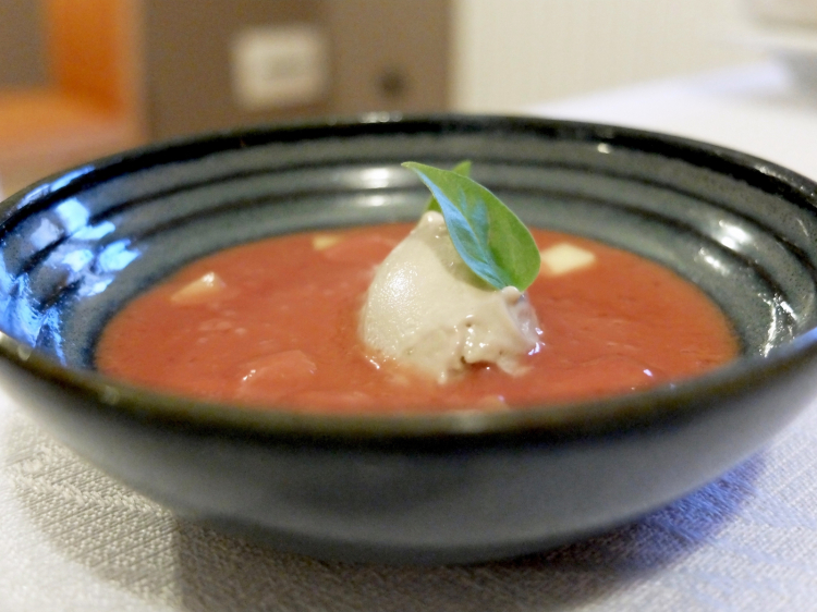 Gazpacho di pomodoro e pesca, gelato al tonno
