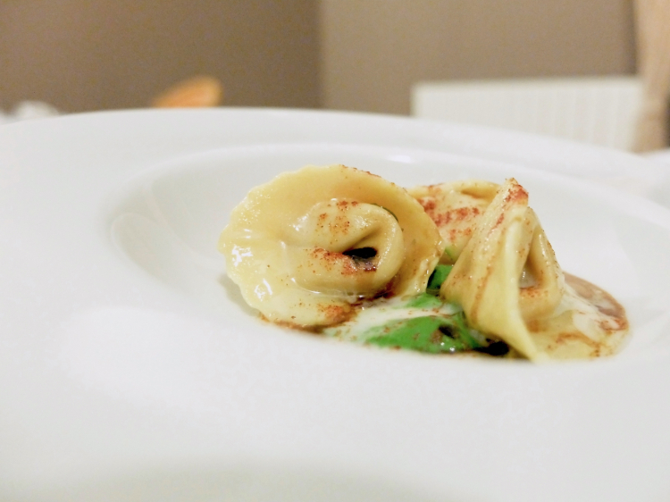 Raviolini ripieni di coniglio, crema di mandorle, sapa e bietoline
