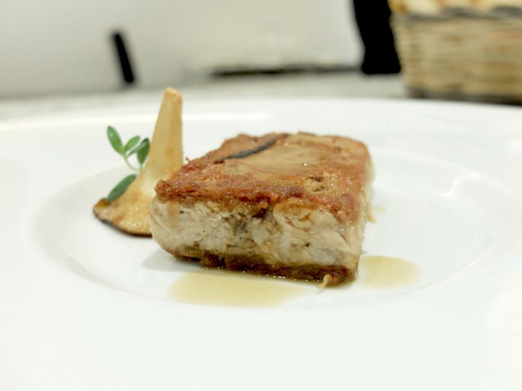 Golosissimo il Maialino affumicato, gallinacci arrostiti, armidda e guanciale. L'armidda è il timo selvatico della Barbagia. Il maiale in olio cottura, sfilacciato e ricomposto, poi passato in padella per ottenere la crosticina
