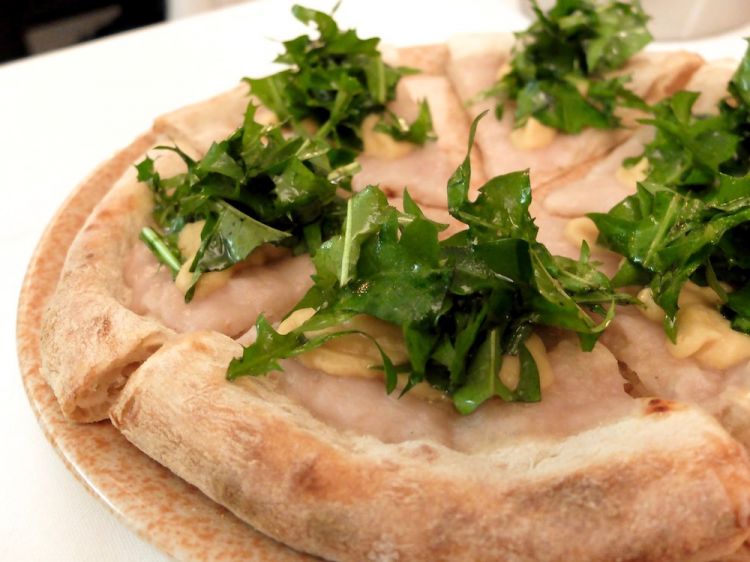Evolutiva alla crema di cipolle, ceci e tarassaco (foto Tanio Liotta)