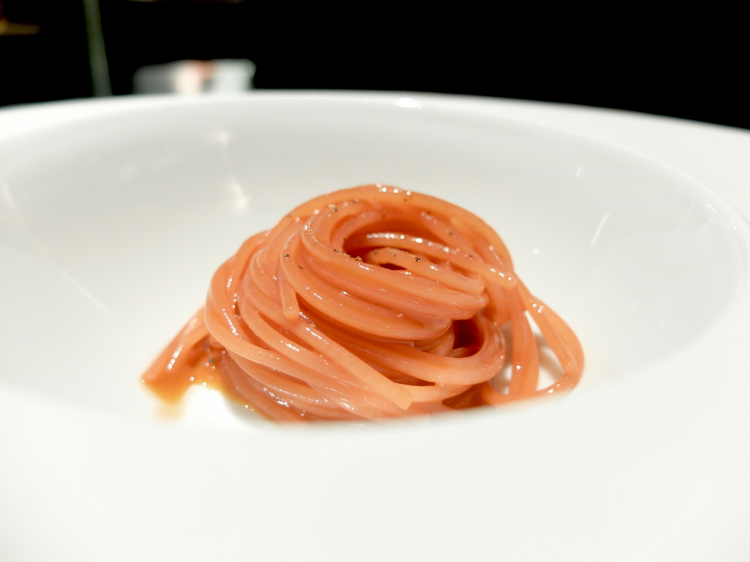 Spaghetto allo scoglio. La salsa, spiega Iannotti, è realizzata con parti di una cinquantina di pesci, che rilasciano i loro aromi, poi il liquido viene filtrato e addizionato di pepe e peperoncino
