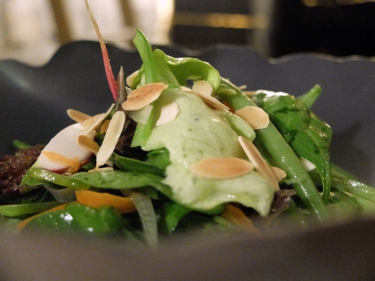 Ode all'orto: insalatina di verdure, spuma di erbe spontanee