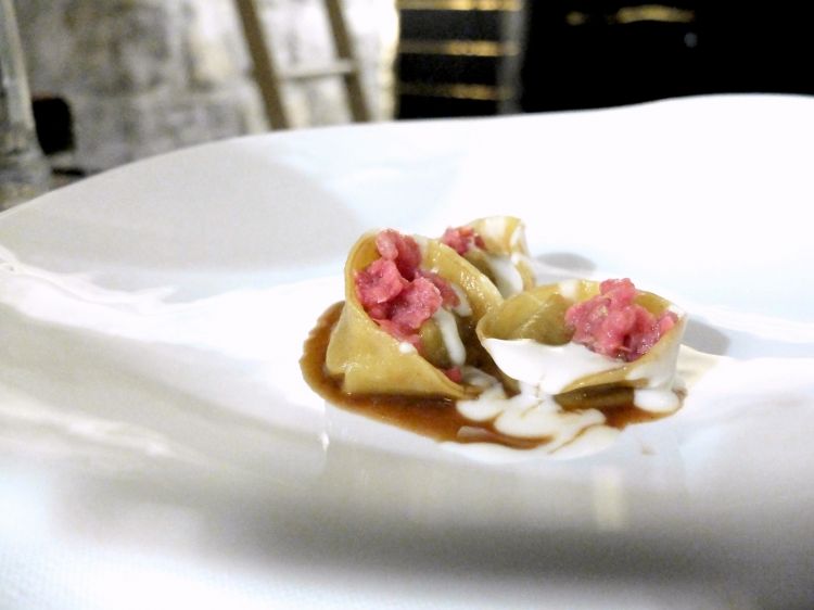 Ravioli di cipolla, caciocavallo e manzo agli agrumi. Il manzo non è davvero necessario