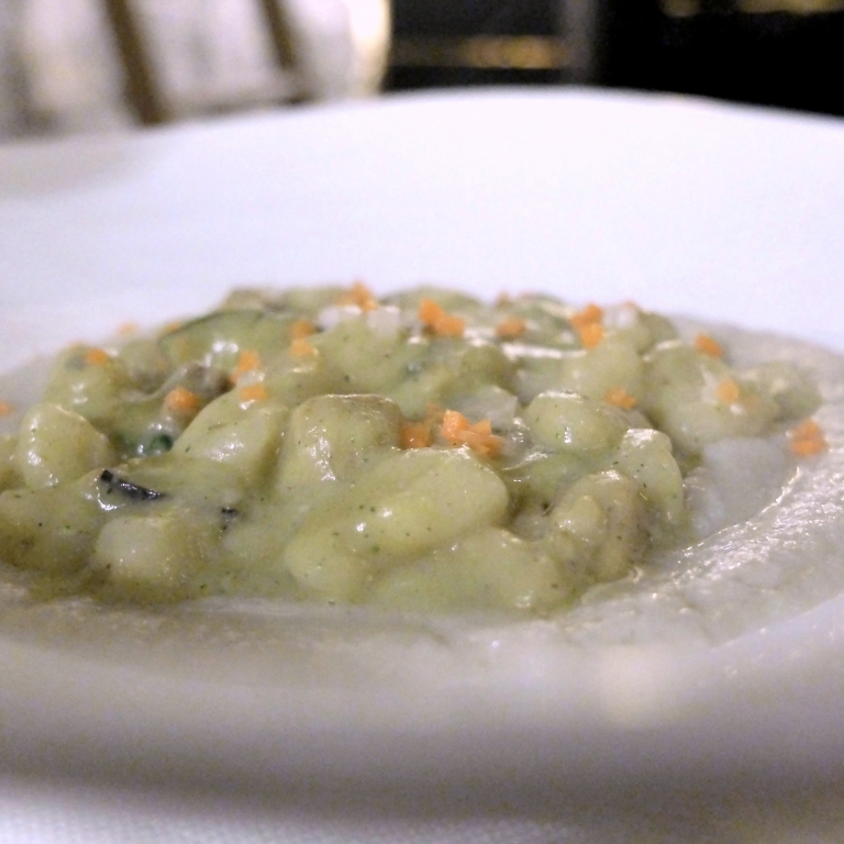 Gnocchi con ragù di verdure, caciocavallo silano affumicato e basilico. Anche in questo caso lavoreremmo di sottrazione, la crema di formaggio è fin troppo abbondante, intensa e dunque coprente
