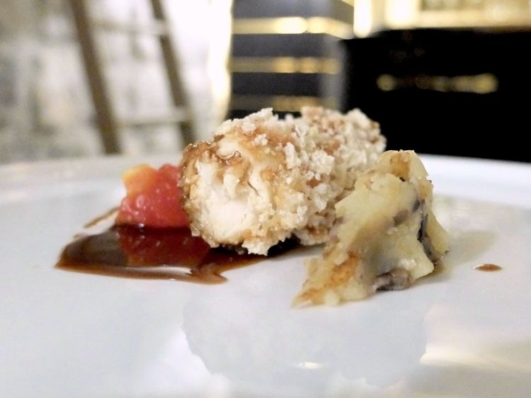 Galletto ruspante, patate alle olive, chutney di pomodoro