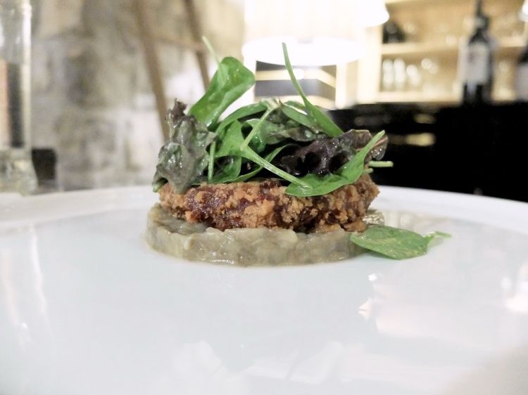 Agnello laticauda in crosta di taralli, melanzane alla scapece