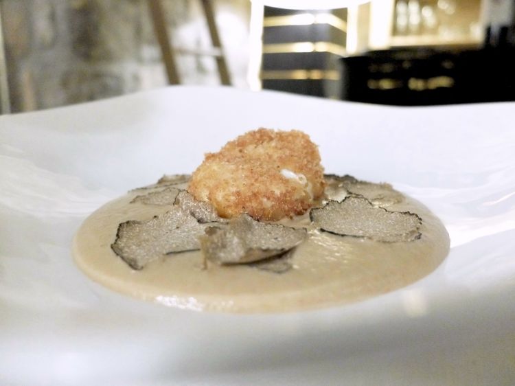 Uovo fritto, porcini secchi e tartufo. Tecnicamente molto ben realizzato
