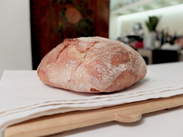 Il pane, fatto in casa. L'impasto è realizzato con farina 00, lievito madre e acqua acidula proveniente da una delle 28 sorgenti termali dei dintorni
