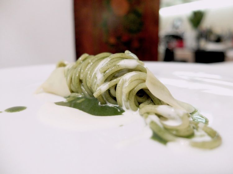 Buono lo Spaghetto tiepido con alloro, mozzarella di bufala e zenzero fermentato. La pasta è cotta nell'acqua di governo della stessa mozzarella. L'abbinamento è con ginger beer + alloro
