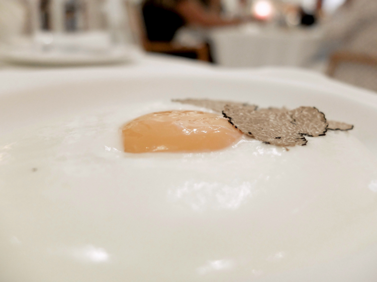 La reinterpretazione dell'uovo al tegamino con burrata e tartufo nero (2013). Grande piatto, che sbanalizza ciò che si trova molto spesso nell'alta ristorazione: l'uovo è cotto a bassa temperatura (62°), la burrata è in spuma, il tartufo un bianchetto estivo, poi i fagiolini
