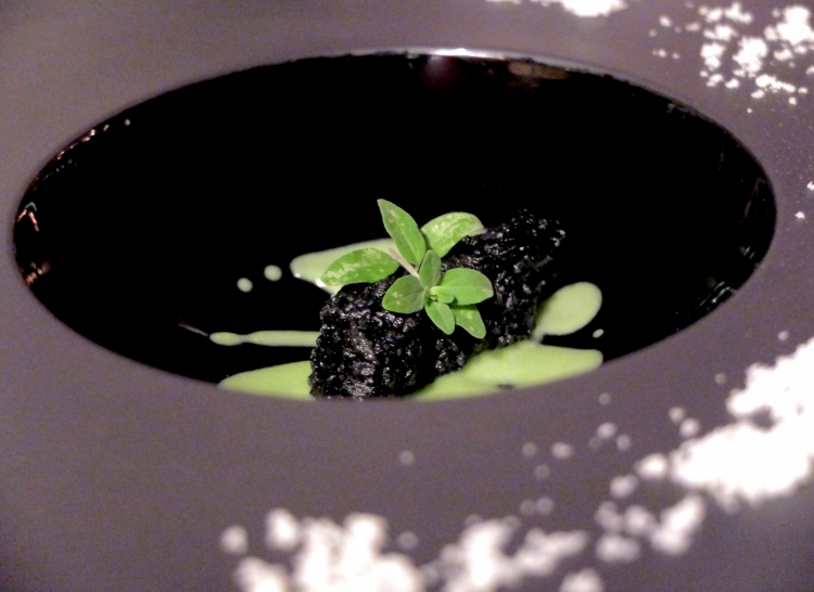 Sgombro marinato al miso e vestito di carbone vegetale, crema di piselli e wasabi, polvere di olio disidratato
