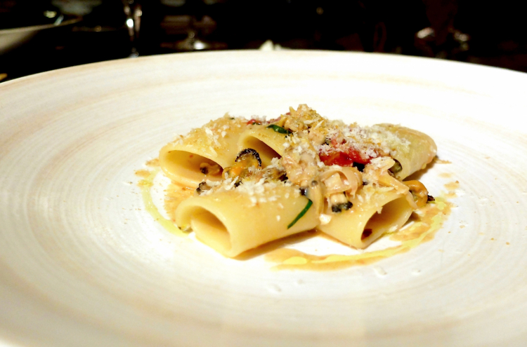 Mezzi paccheri con cozze e vongole, pane all'aglio e bottarga di muggine: puro comfort food