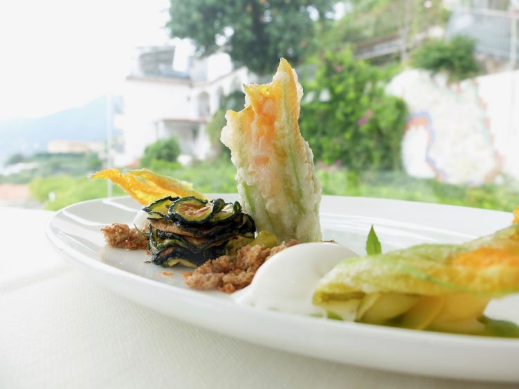 Fiori di zucca in pastella farciti di scampi cotti e crudi
