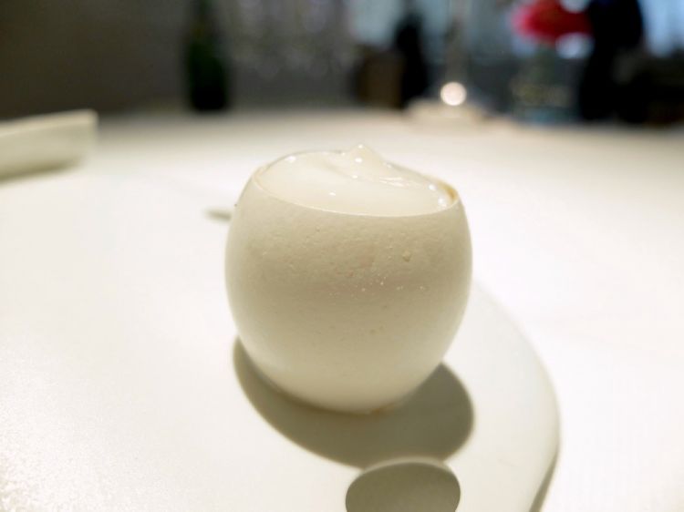 Huevo sin huevo ("Uovo senz'uovo", 2007): il guscio che riempito con ajoblanco, schiuma di litchi e succo di peperoni arrostiti
