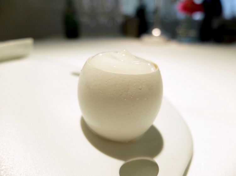 Huevo sin huevo (2007): the shell of the egg is filled with ajoblanco, foam of litchi and juice of roasted peppers 
