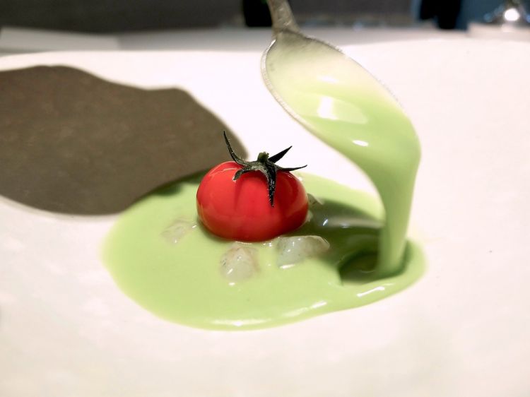 Tomate nitro, gazpacho verde y quisquillas ("Tomato with liquid nitrogen, green gazpacho and quisquillas" – 2008). Quisquillas are miniscule Andalusian prawns, very delicate, with their roe 
