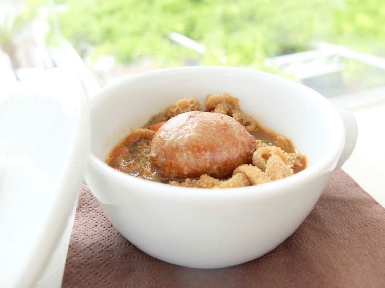 La parte salata del pranzo si chiude con la trippa e la salsiccia dello stesso agnello
