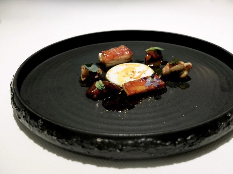 Chivo malagueño, pecho, carrilleras y yogur especiado ("Lamb from Malaga, lamb breast and ribs, spicy yogurt" – 2003)
