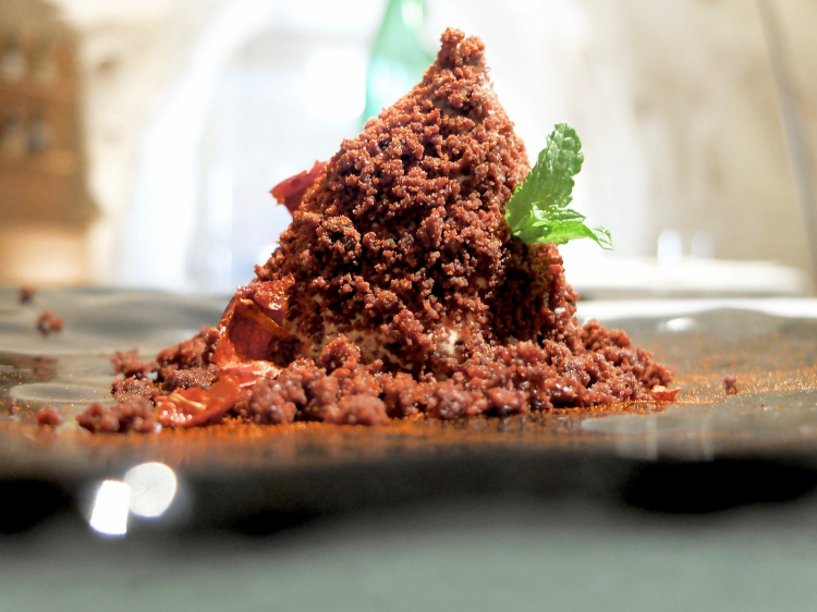 Si termina con Monte Crusko, buonissimo dolce del 2012: semifreddo di peperoni cruschi, cioccolato Valrhona in scaglie, salsa e terra
