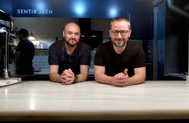 Pedrito Sánchez, to the right, with his sous chef