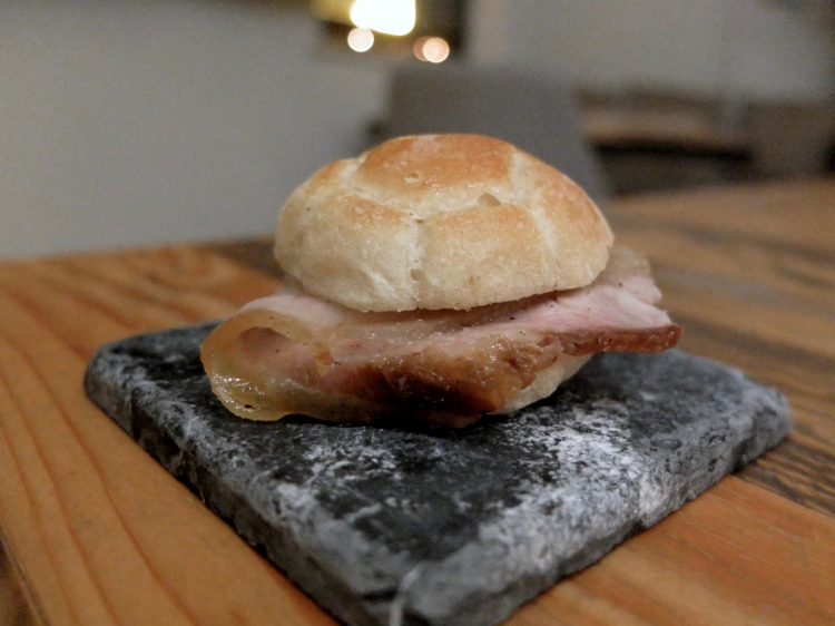 S'inizia con un appetizer che fonde insieme l'Abruzzo con la Puglia, regione d'origine dello chef: una rosetta farcita con la porchetta, e in accompagnamento uno champagne Edmond Bourdelat
