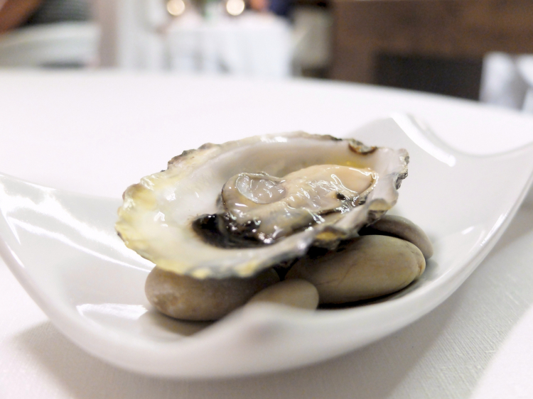 Ostrica con olio evo maison, prodotto dagli stessi De Angelis a 200 metri dal D.one, varietà Leccino, Frantoio e l'autoctona Tortiglione. La famiglia propone anche due vini, un rosso Montepulciano e un bianco Malvasia
