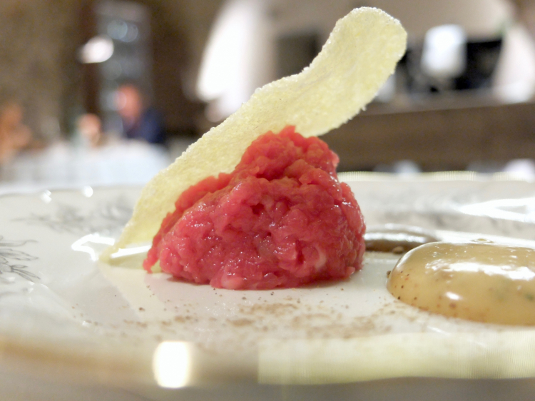 Tartare di vitellone, granturco, sarde in crema, con polvere di porcini e salsa all'uovo ed erba cipollina
