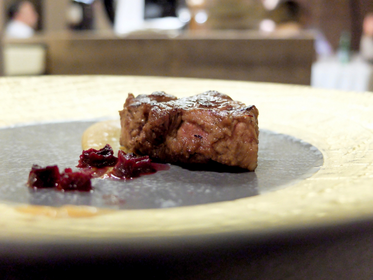 ...e così finisce nel piatto: il filetto e la lombatina del castrato, con crema di albicocche e rapa rossa
