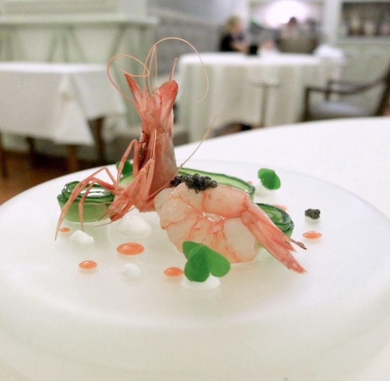 Gamberi viola di Santa Margherita, crema di cetrioli, panna acida, cetrioli marinati, bisque della testa dei gamberi, caviale Beluga