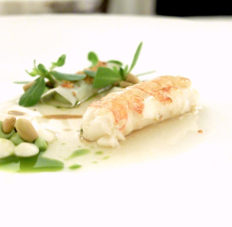 Scampo arrosto, crema di pinoli e portulaca, portulaca fresca, brodo di corteccia e pigne di pino, cannolo di scampo farcito con crema di pinoli. Il cannolo è ottenuto frullando lo scampo e poi stendendolo per creare un velo. Piatto di gran classe, il Mattei etereo e gentile che amiamo