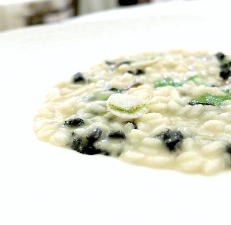 Altra bella interpretazione: Risotto mantecato con cipolla acida, crema di lattuga, ragù di seppie al nero, polvere di cipresso. Magistrale l'apporto della cipolla. Semmai avremmo preferito un riso più al dente
