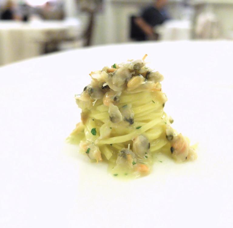 Taglierini con le arselle, un classico di Versilia. Un tempo al Bistrot la pasta era uno spaghetto, ora un taglierino fatto in casa con la semola
