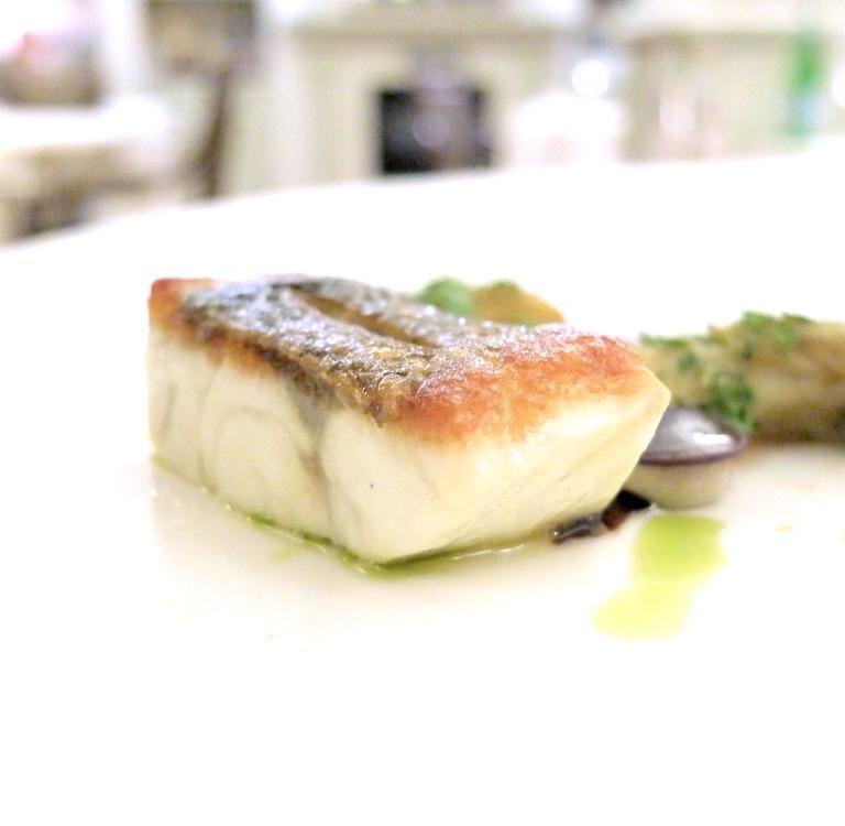 Branzino arrostito, melanzane marinate in acqua di pomodoro, olio di foglie di vite, salsa al vino rosso e nespole fermentate