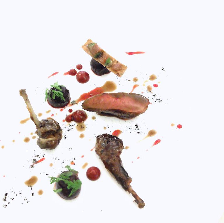 Piccione del Casentino cotto su braci di foglie di tabacco toscano. Una delizia: il petto è arrostito, la coscia marinata in acqua di ostriche, il filetto marinato in colatura di alici, poi maionese di aglio nero, crema di rape rosse, rape rosse e achillea. Gran piatto