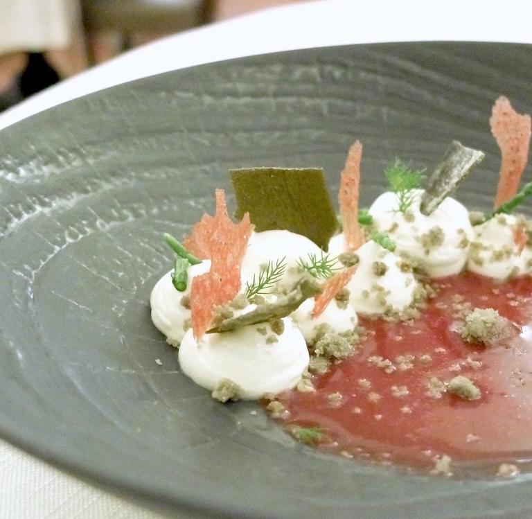 Dolcemare: spuma di mascarpone, alghe candite, salicornia, salsa di frutti rossi, biscotto soffice, crema al limone, lamponi e pino