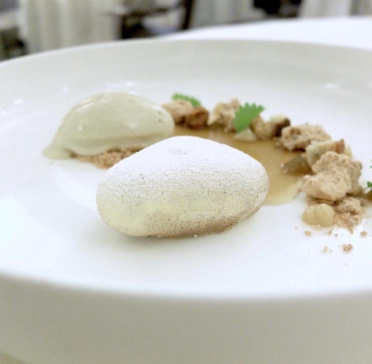 A Piero, da Lucca a Forte dei Marmi: il Buccellato. Il "sasso" è fatto con una spuma di cioccolato bianco, poi gelato di uvetta, crumble di mandorle, gel di anice e uvetta, buccellato tostato
