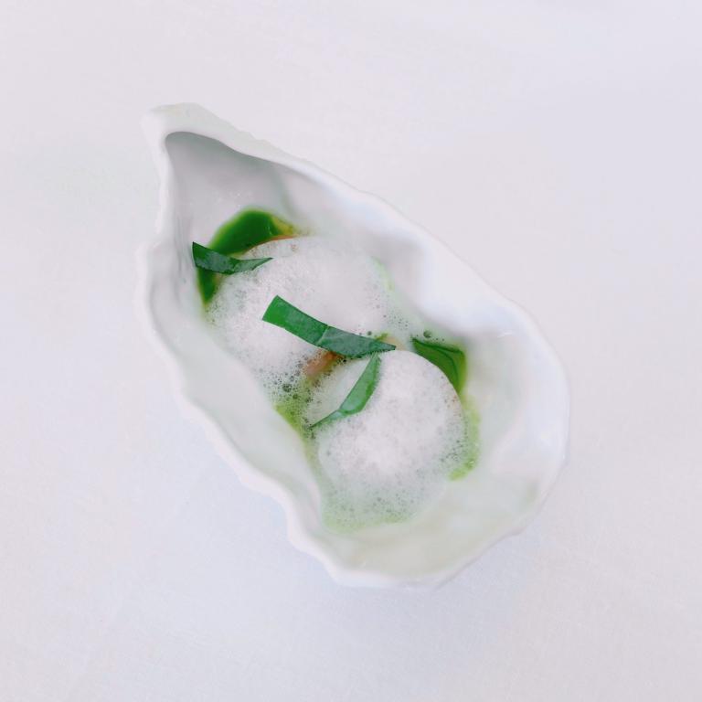 Ostrica, gambero viola di Santa Margherita Ligure, cetriolo ghiacciato, schiuma di acqua di ostrica, foglia ostrica
