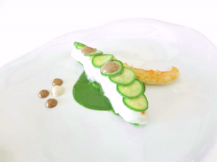 Rombo chiodato, cremoso ai pinoli, aglio nero, crema di zucchine alla colatura di alici, zucchine marinate, fiore di zucca in tempura