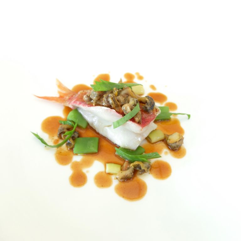 Triglia, salsa di triglia al curry, lumache di mare, fagioli stortini, taccole e insalatina di acetosa