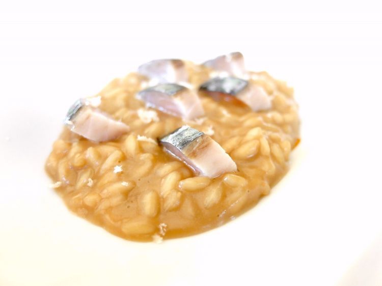 Risotto al barbecue, rafano, ricci di mare, sgombro marinato. Viene mantecato con un sedano rapa al barbecue, un poco di burro affumicato, un poco di burro acido e un po' di olio evo