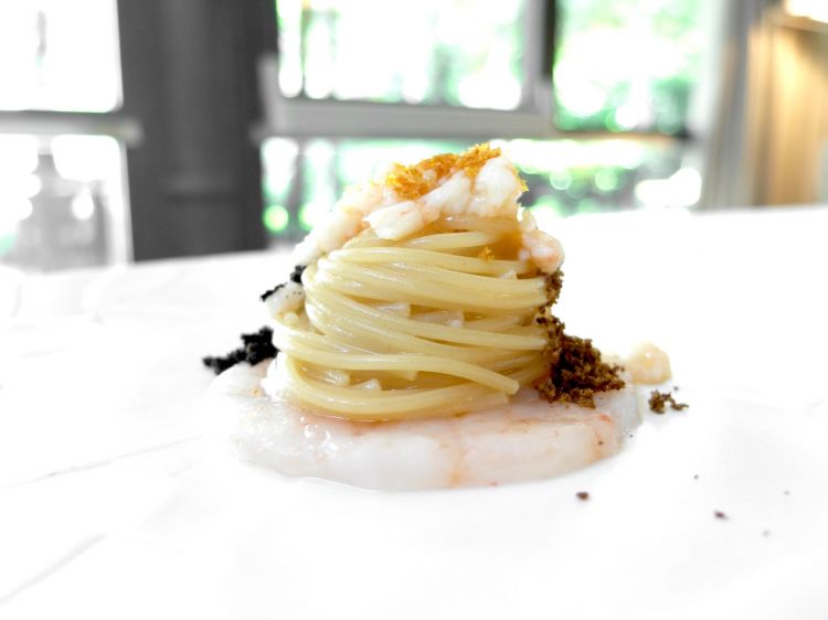 Spaghetti aglio olio e peperoncino, gambero biondo, bottarga di Cabras, polvere di olive dello chef Nicola Gronchi da Romano a Viareggio
