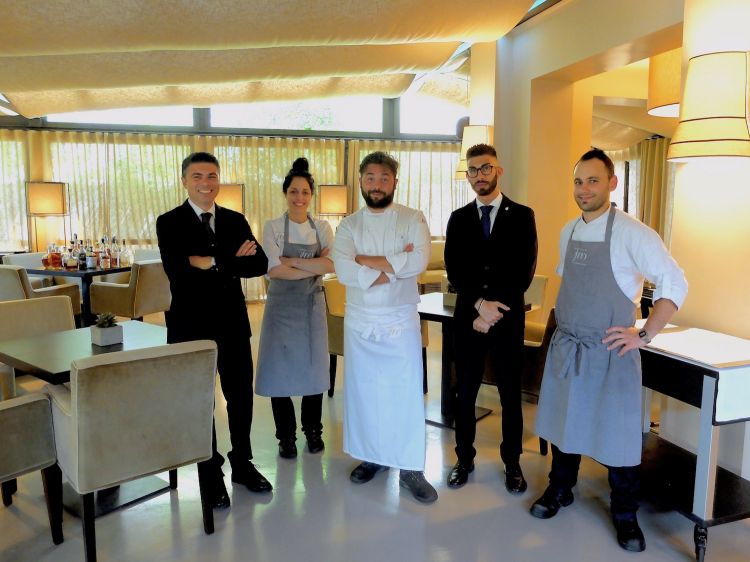 Una parte della squadra de Il Parco di Villa Grey: il maître Massimo Bartolucci, Veronica Sbordone, lo chef Nicola Gronchi, il sommelier Alessandro Frisario, Carmine Petrosino